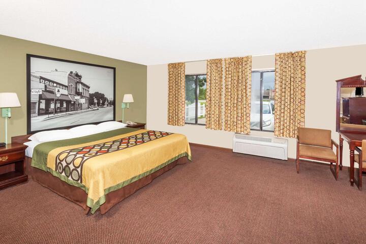 1 King Bed (2 of 4)