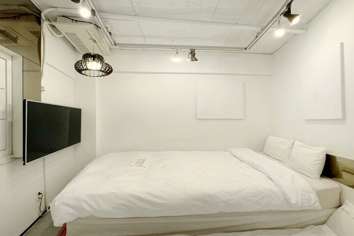 Room 8 of 43