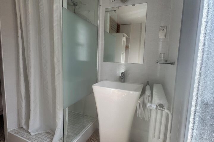 Room 15 of 34
