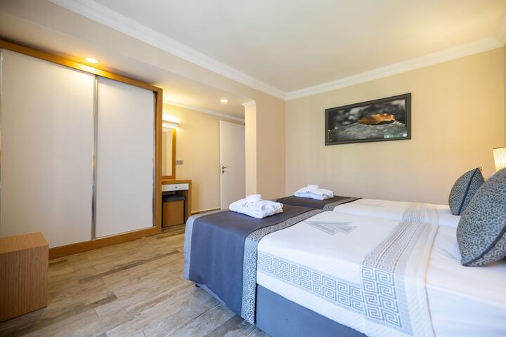 Room 25 of 252