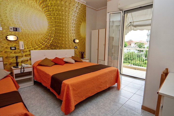 Room 6 of 14
