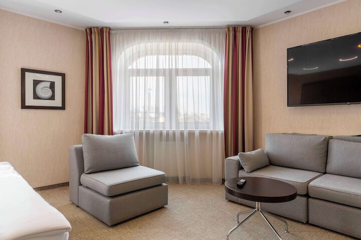Room 44 of 182