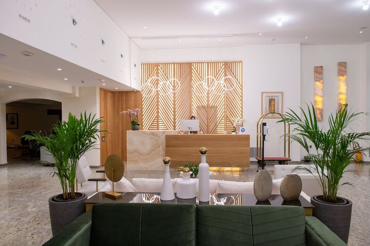 Lounge 48 of 80
