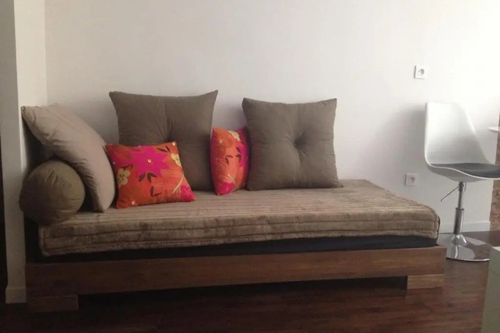 Room 2 of 10