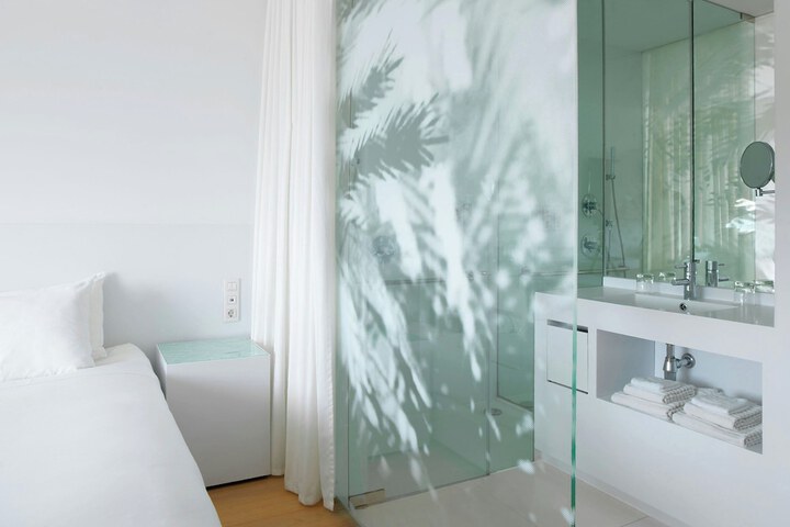 Room 20 of 144