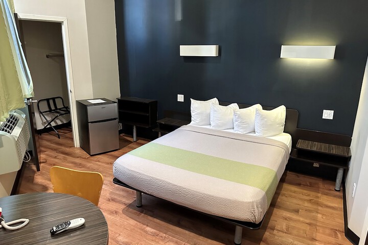 1 Queen Bed (4 of 5)