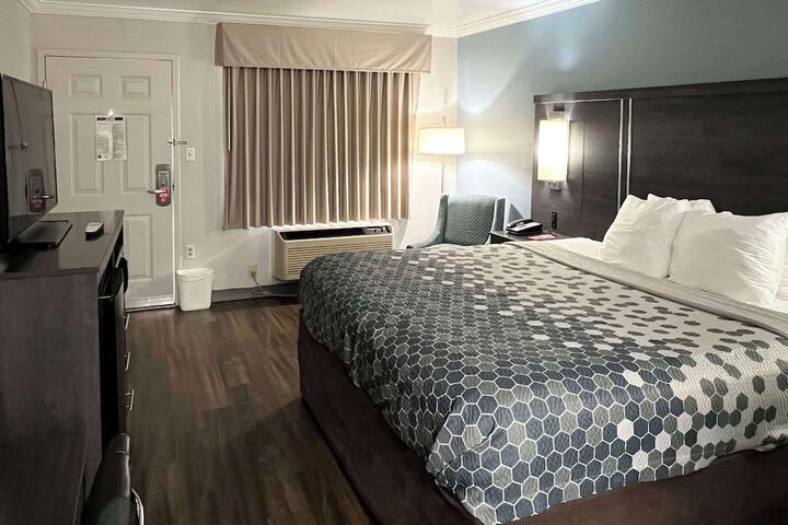 1 King Bed (10 of 12)