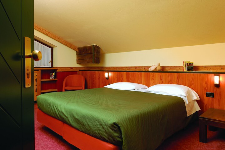 Room 2 of 48