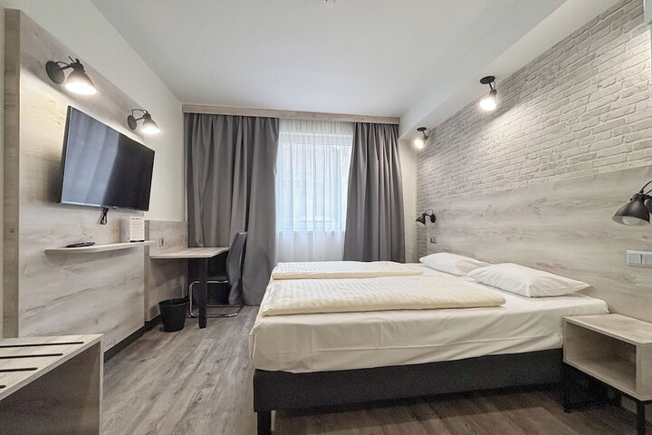 Room 7 of 18