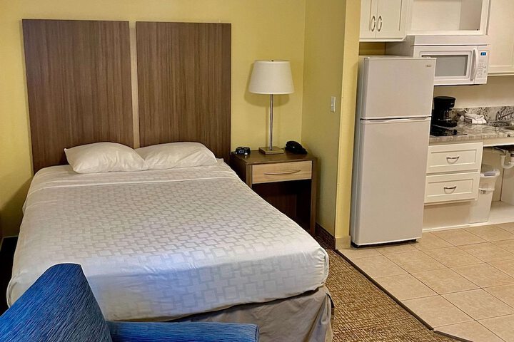 Efficiency Queen Bed (3 of 24)