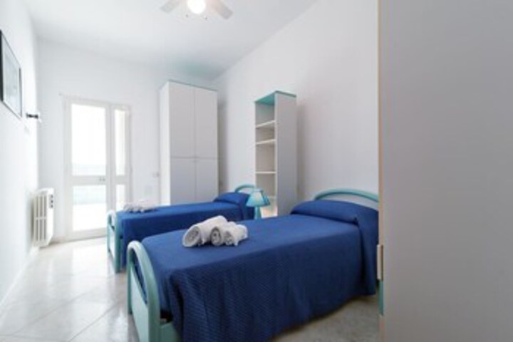 Room 11 of 27