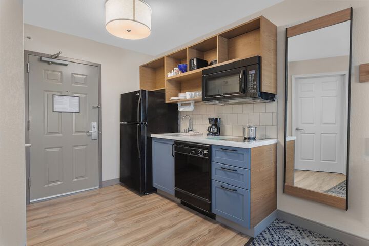2 Queen Studio Suite Kitchen (25 of 31)