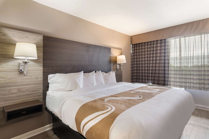1 King Bed (1 of 13)
