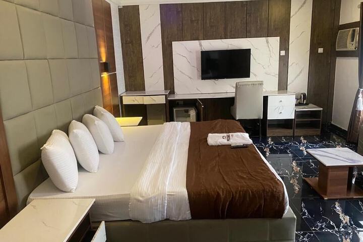 Room 2 of 18