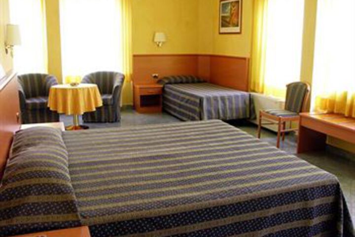 Room 8 of 25