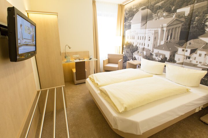 Room 8 of 50