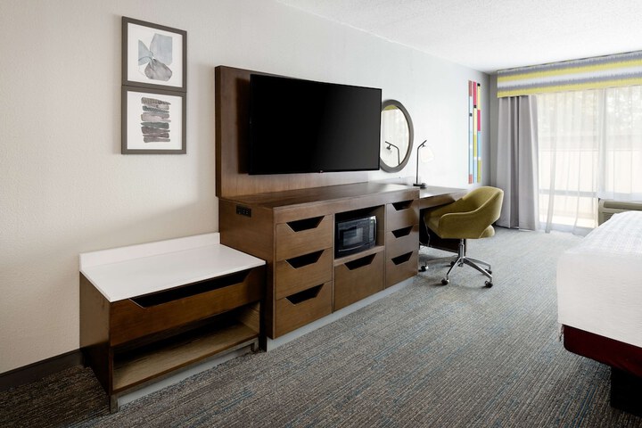 1 King Bed Study with Sofa Bed (2 of 24)