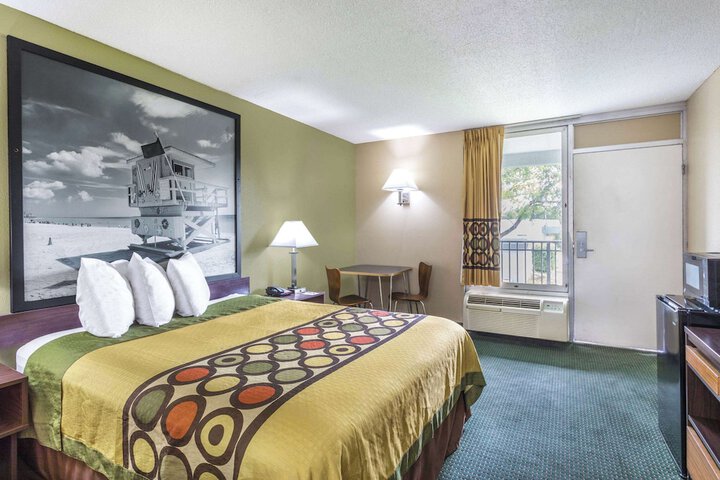 1 Queen Bed (11 of 14)