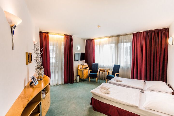 Room 14 of 102