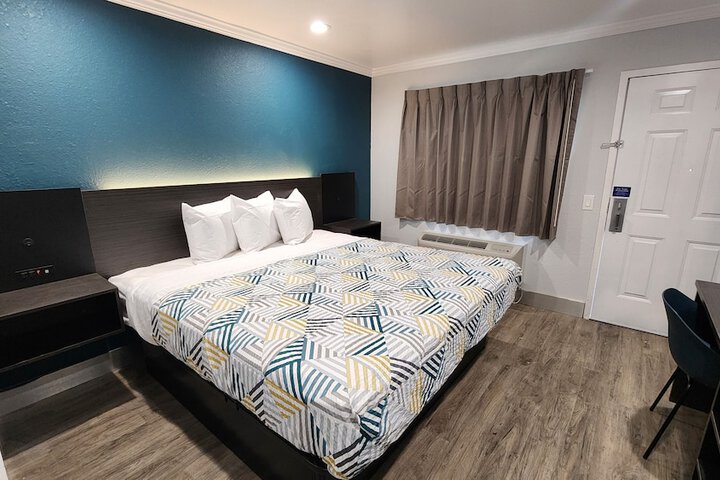 1 King Bed Micfridge (3 of 10)