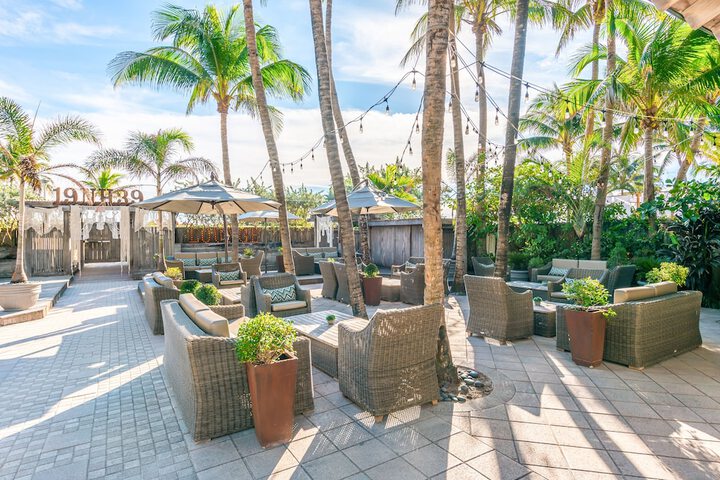 Poolside bar