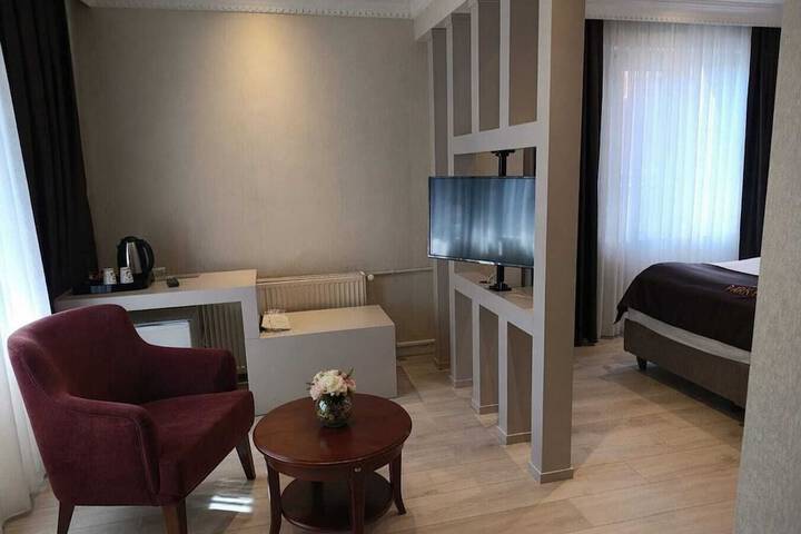 Room 4 of 9