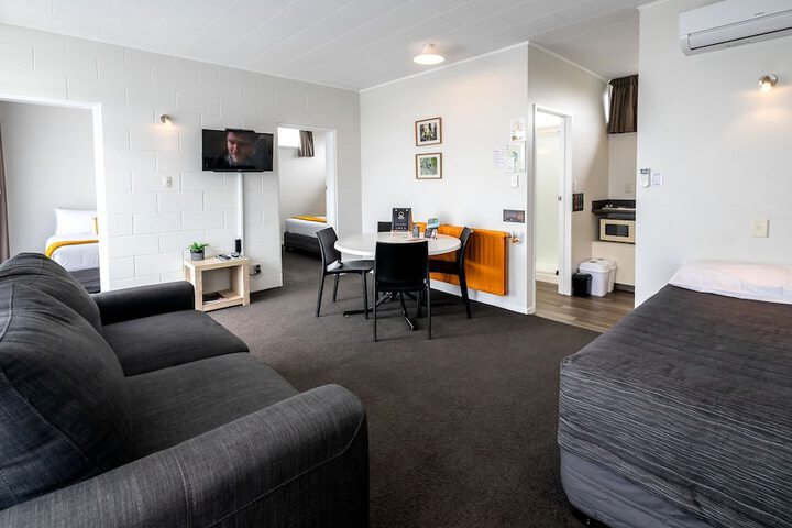 Room 32 of 62