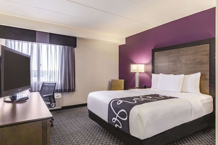 1 Queen Bed Mobility Hearing Impaired Accessible Room (4 of 17)