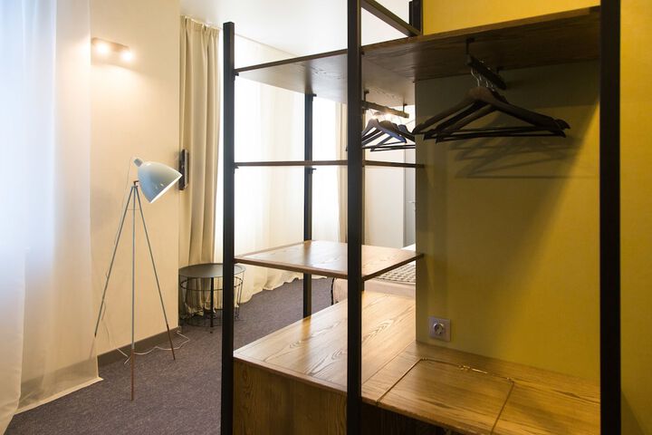Room 6 of 102
