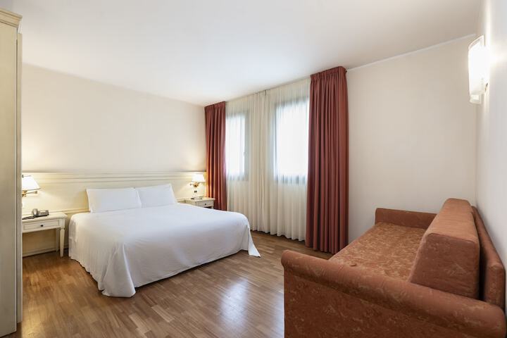 Room 32 of 59