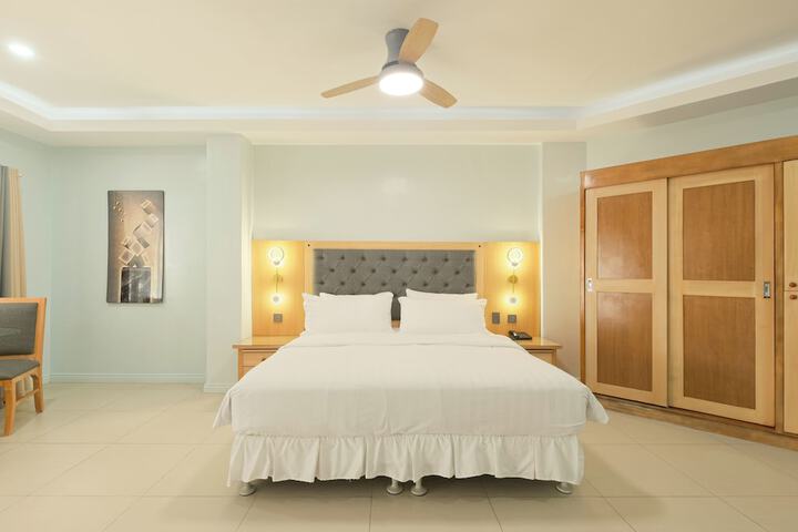 Room 33 of 62