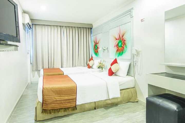 Room 6 of 33