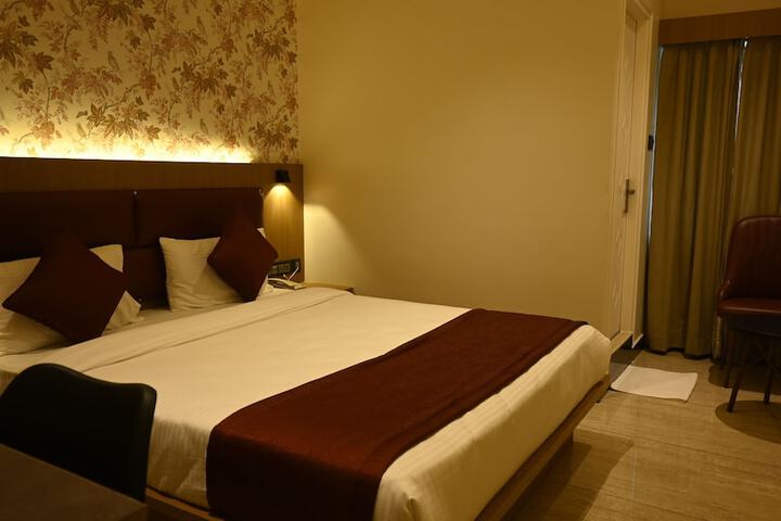 Room 6 of 8