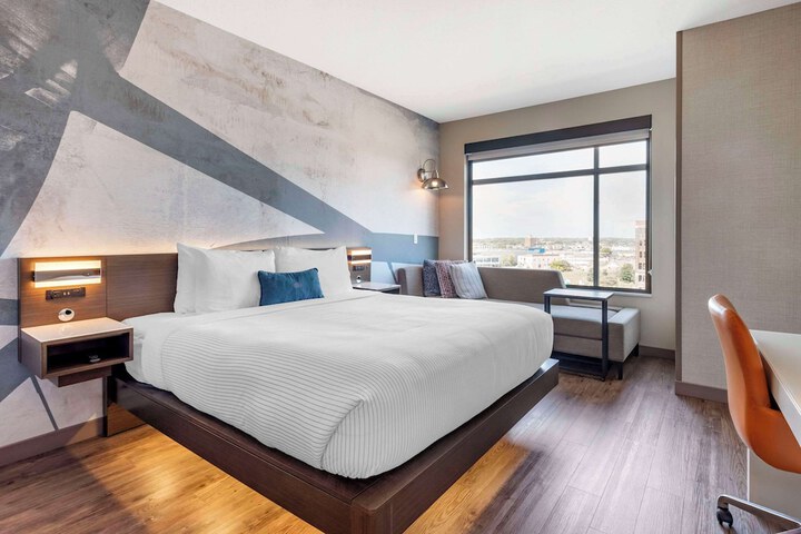 1 King Bed (2 of 14)