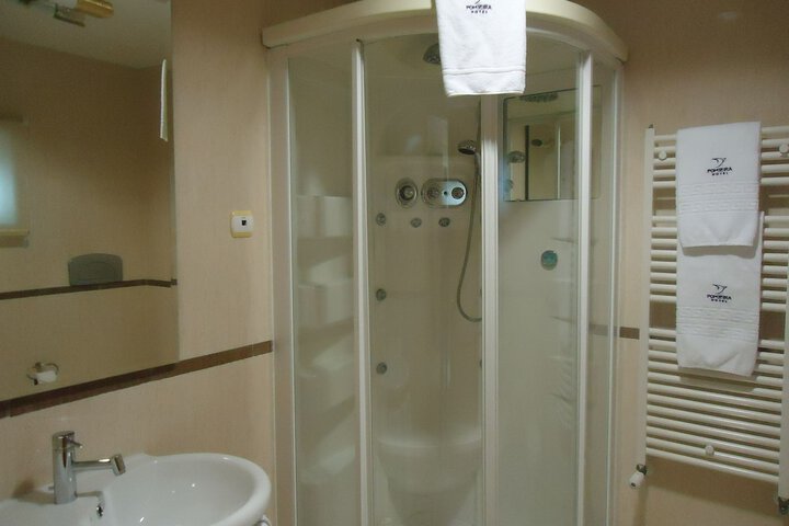Room 21 of 38