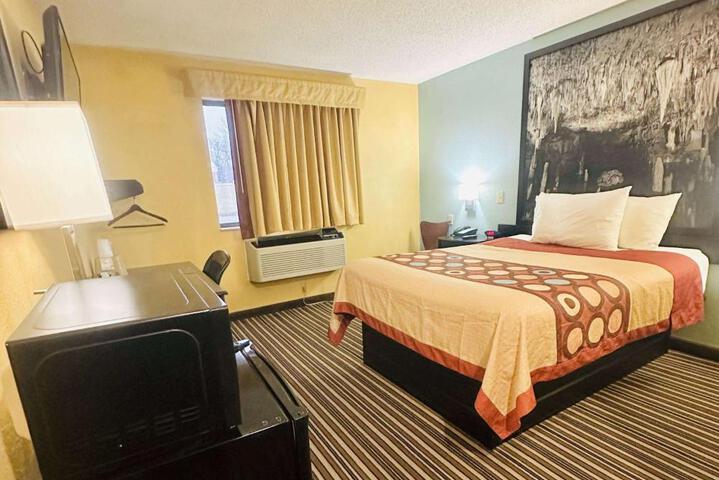 1 Queen Bed (18 of 23)