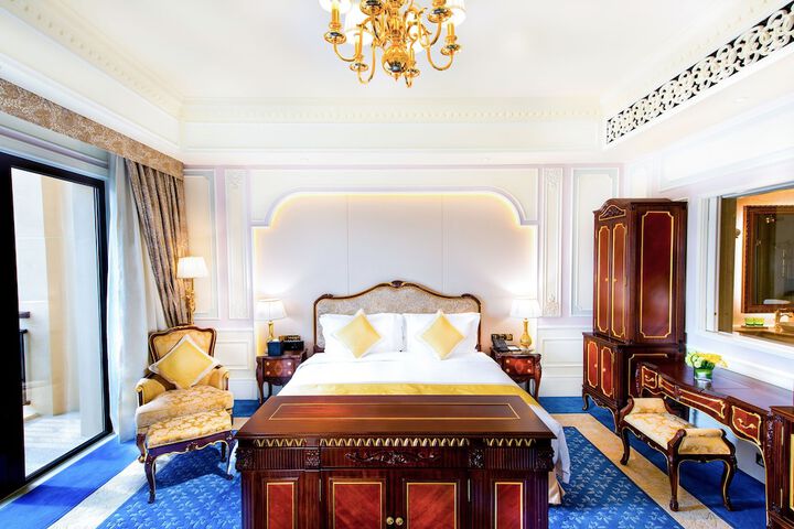 Room 2 of 77