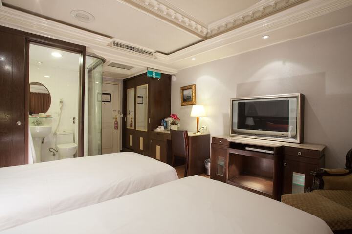 Room 8 of 18