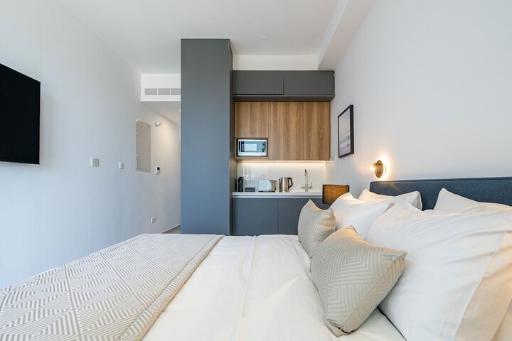 Room 4 of 77