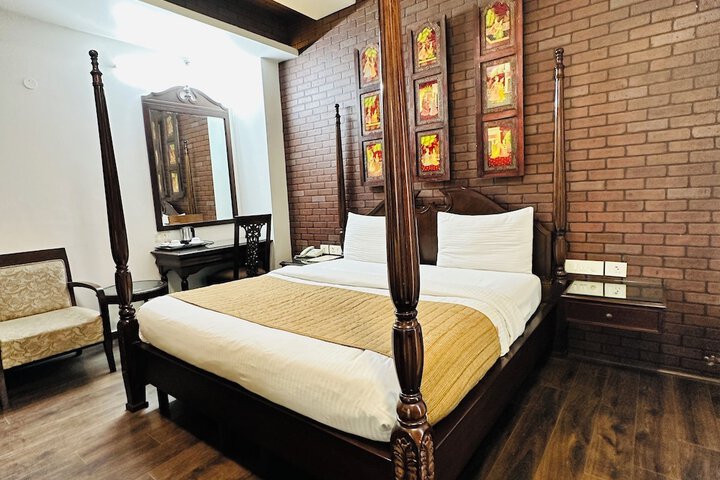 Room 6 of 8