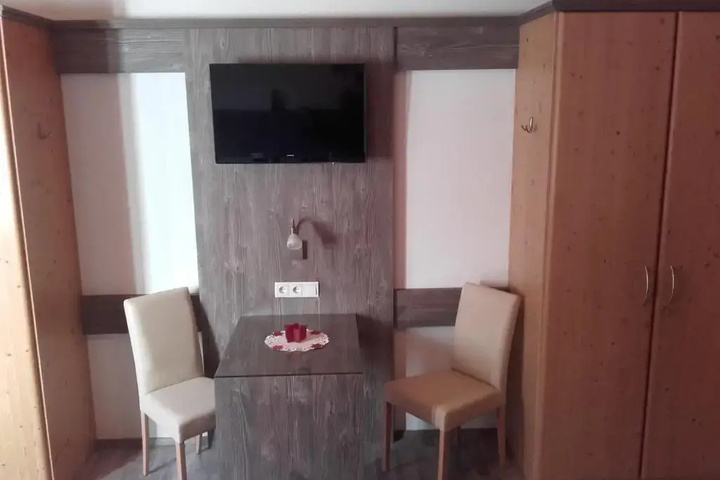 Room 4 of 16