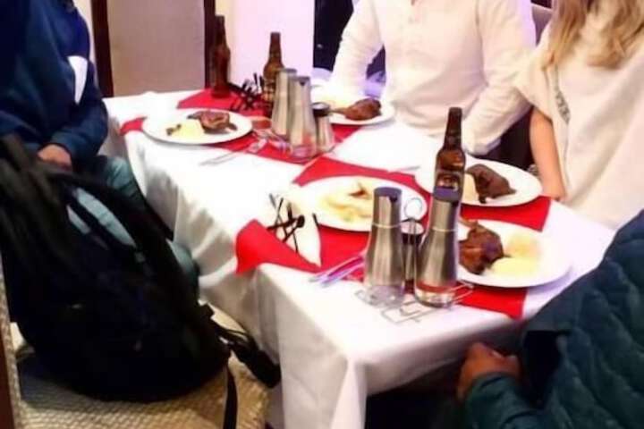 Dining 12 of 18