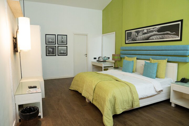 Room 33 of 108