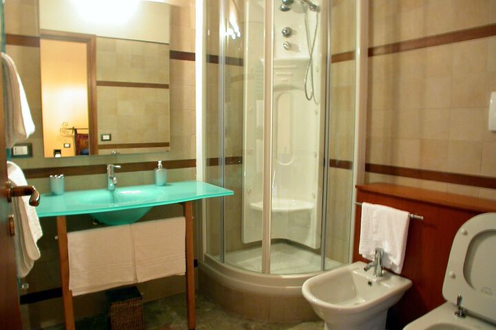 Room 10 of 16