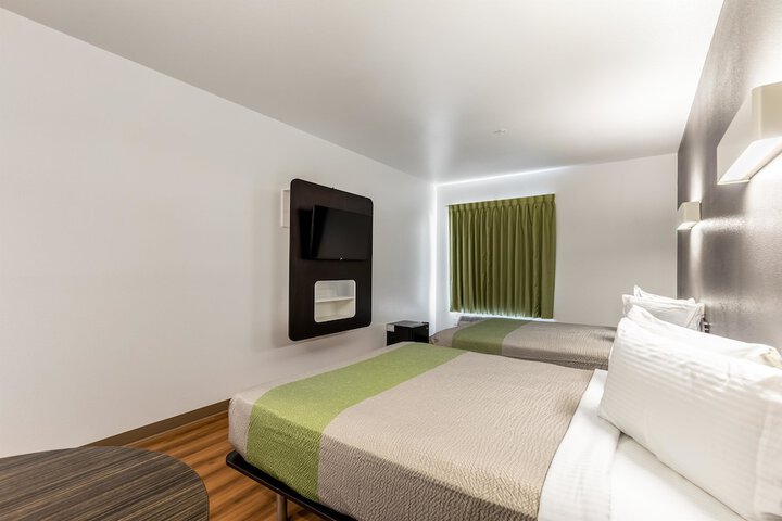 Deluxe Queen Room with 2 Queen Beds (2 of 13)