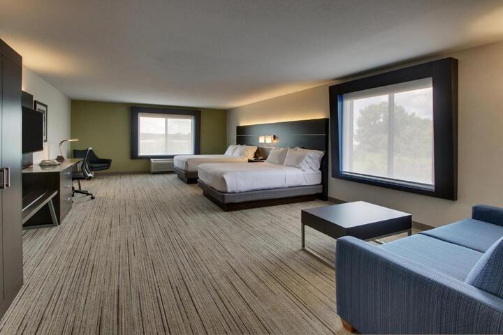 2 Queen Beds (10 of 11)