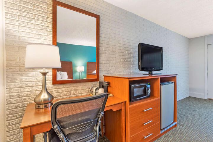Accessible 2 Double Accessible Roll in Shower Desk Microwave and Refrigerator WiFi Non S (10 of 11)