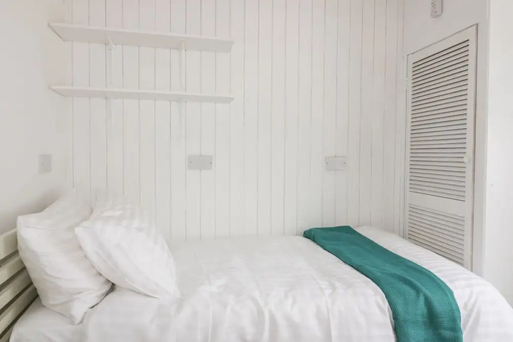 Room 5 of 11