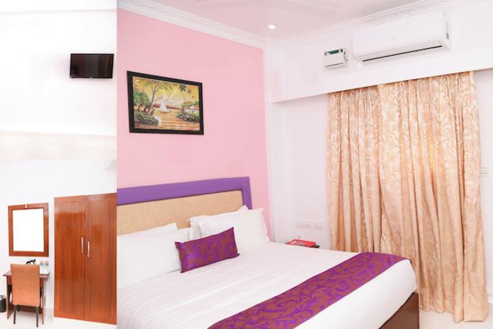 Room 6 of 12