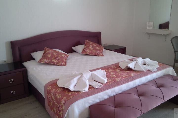 Room 8 of 9